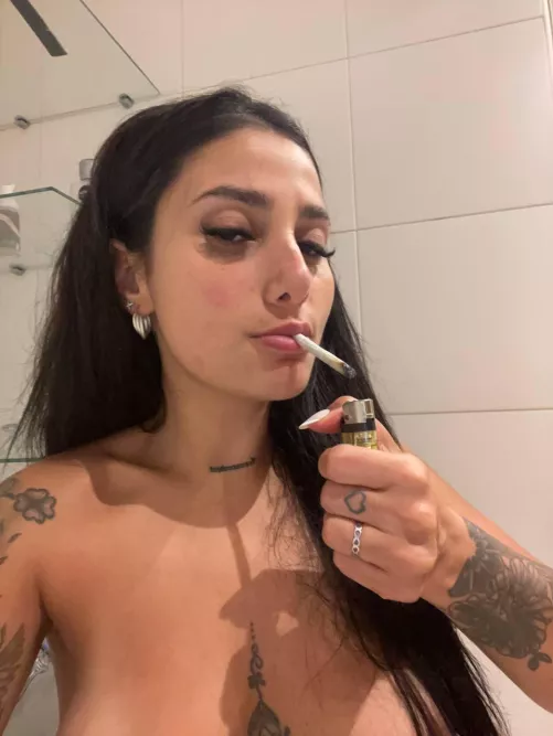 Come and let's smoke together by sexybitchhh666