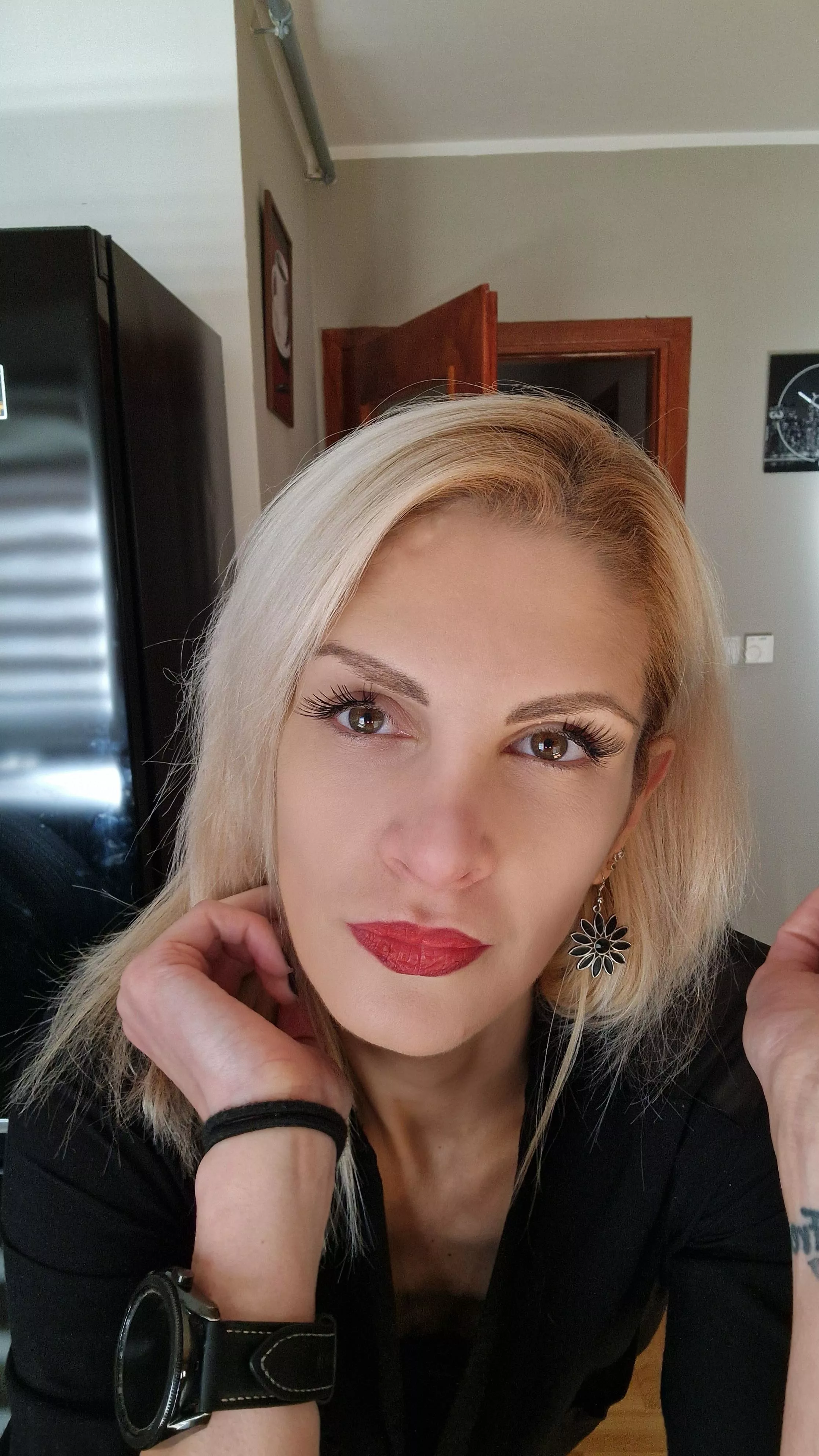 Do I look hot? posted by Alarmed-Gap4978