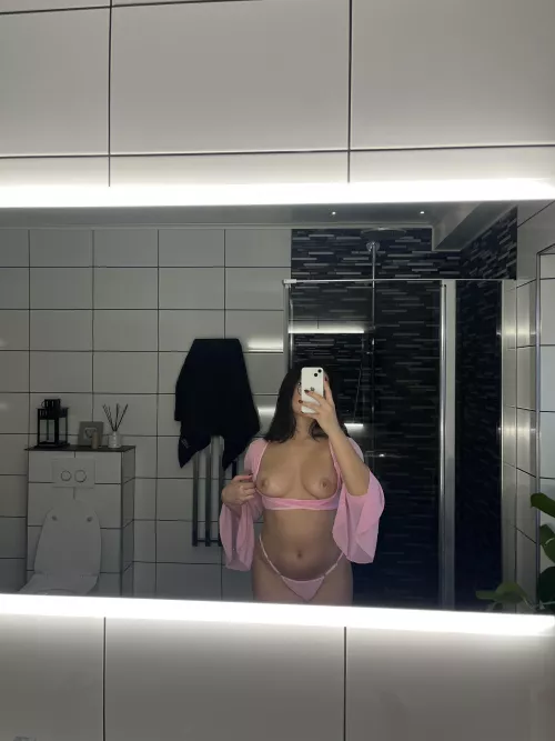 Do you like the way my body is reflected in the mirror by Snowflakezf