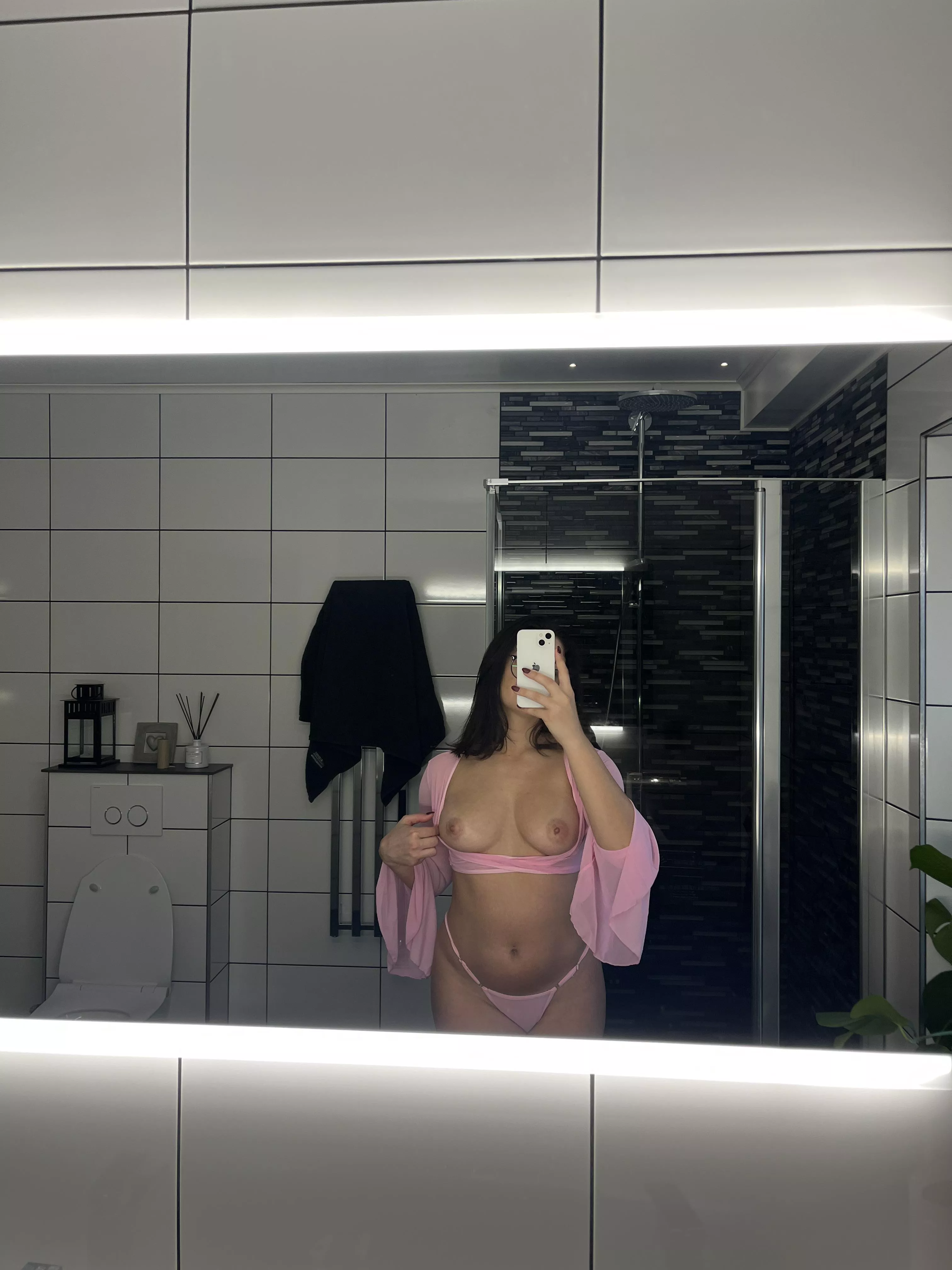 Do you like the way my body is reflected in the mirror posted by Snowflakezf