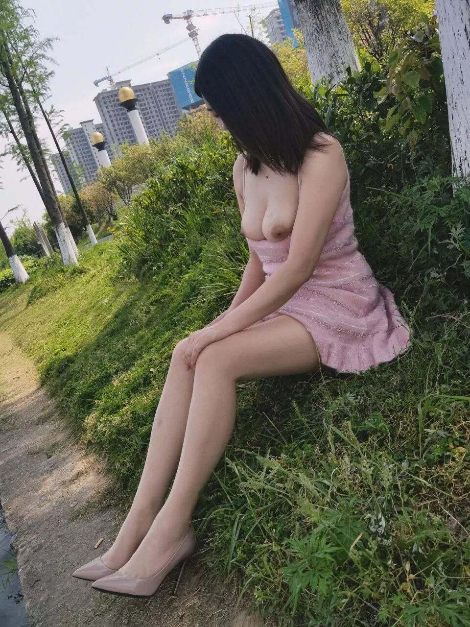 Exposing her tits in a public park posted by CaptainUndie