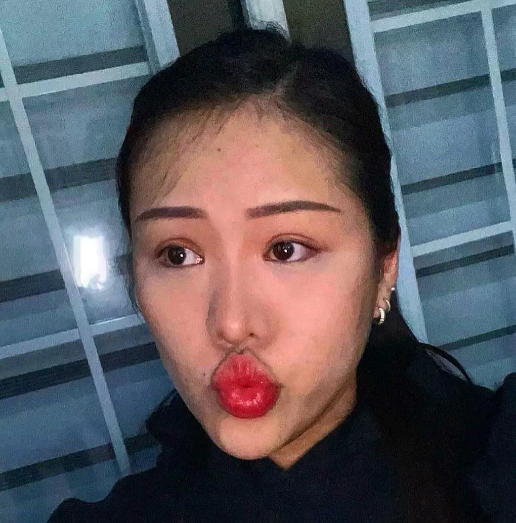 Happy Saturday! Read my bio posted by LipLoverXO