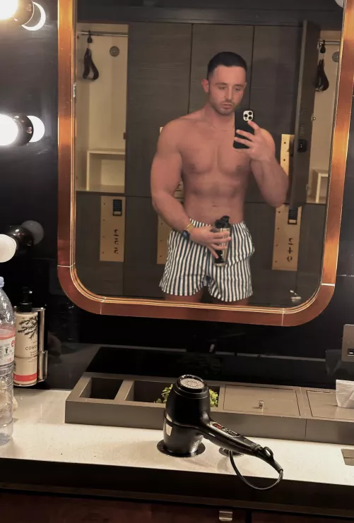 Howdy fellas 🤠 looking for mates and chats, if you have the charisma? Say hi! by Swimming_Ad_3325