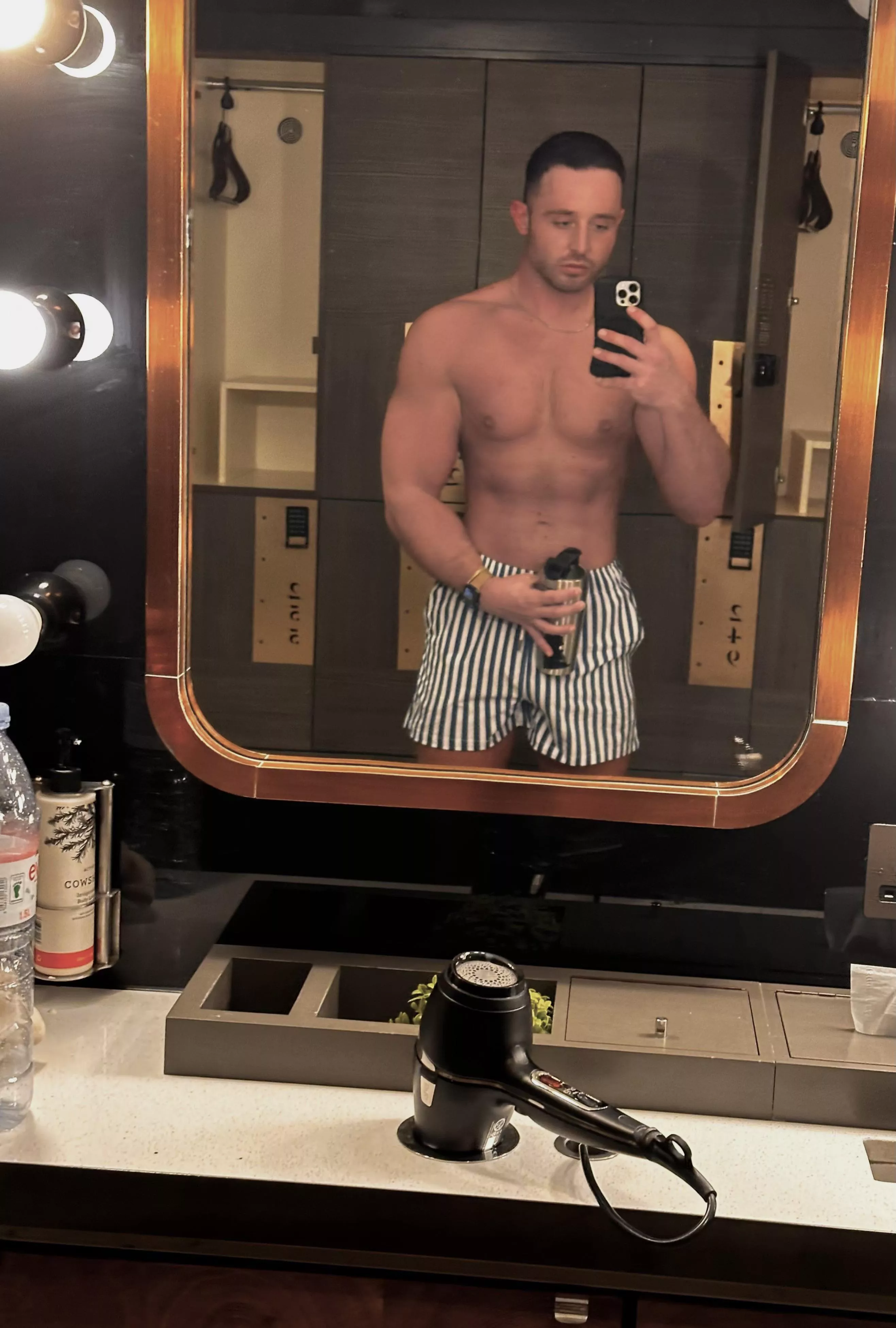 Howdy fellas 🤠 looking for mates and chats, if you have the charisma? Say hi! posted by Swimming_Ad_3325