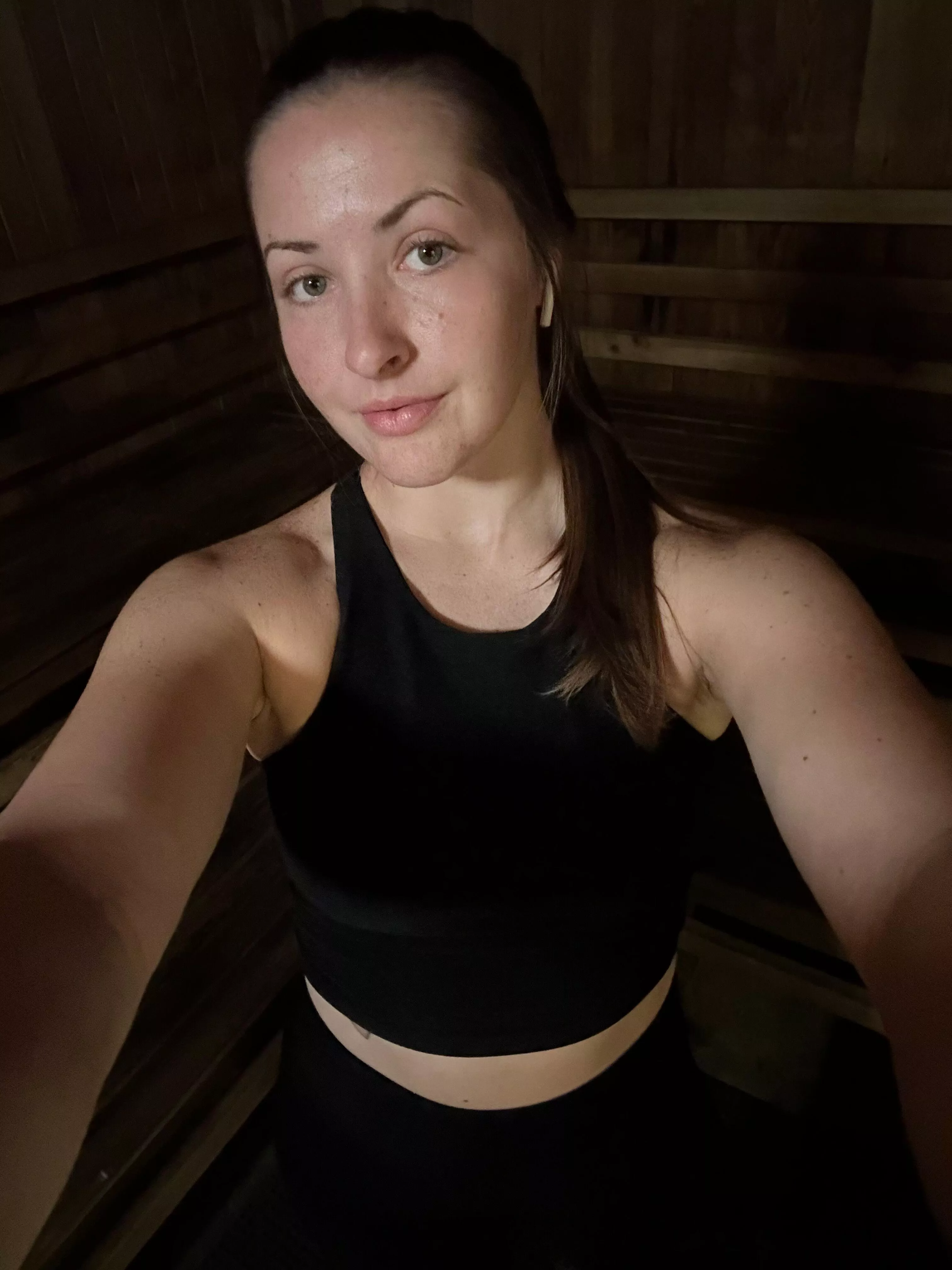 I hope this brunette made you smile :) posted by cumwcourt