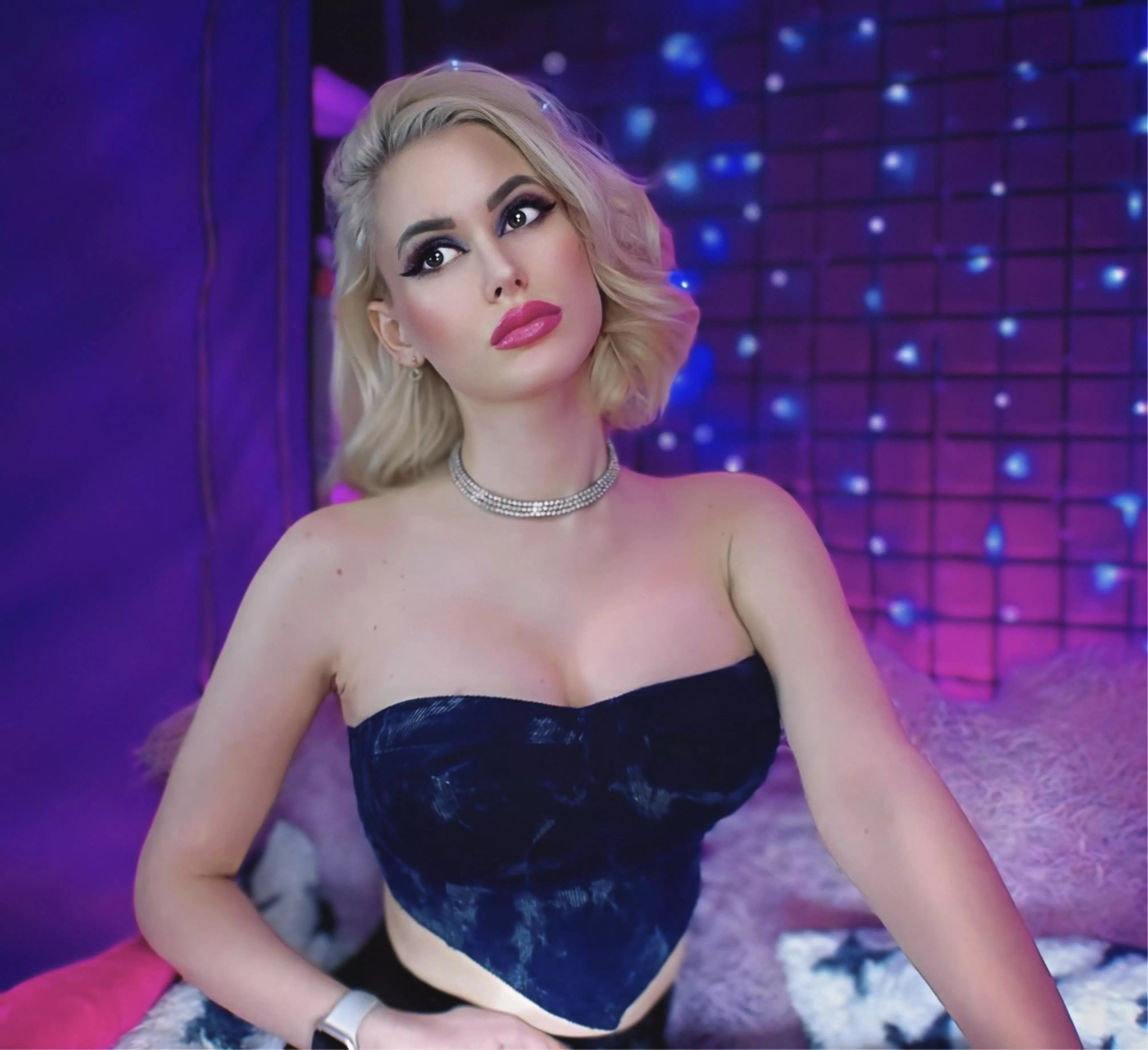 I'm online right now. 😍 Hope to see you [Flow_Ari] posted by AnnaStoune