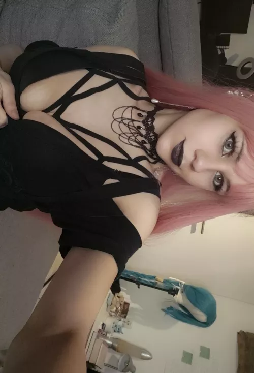 My eyes are up here by TheNyxNemesis