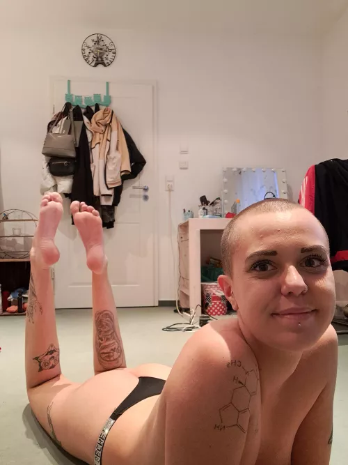 Never got my toes sucked.. Any volunteeers? by Lipstick_lovere