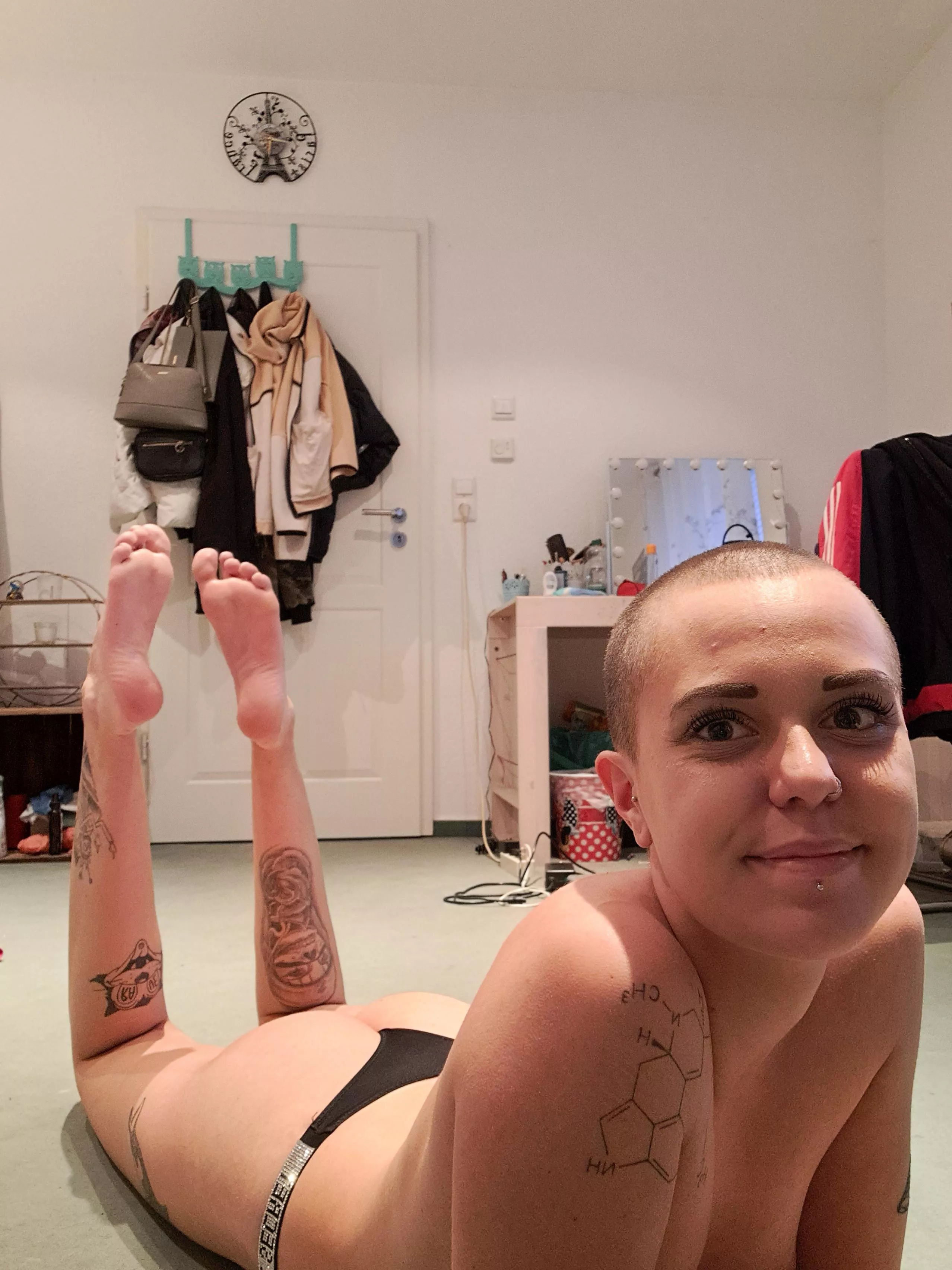 Never got my toes sucked.. Any volunteeers? posted by Lipstick_lovere