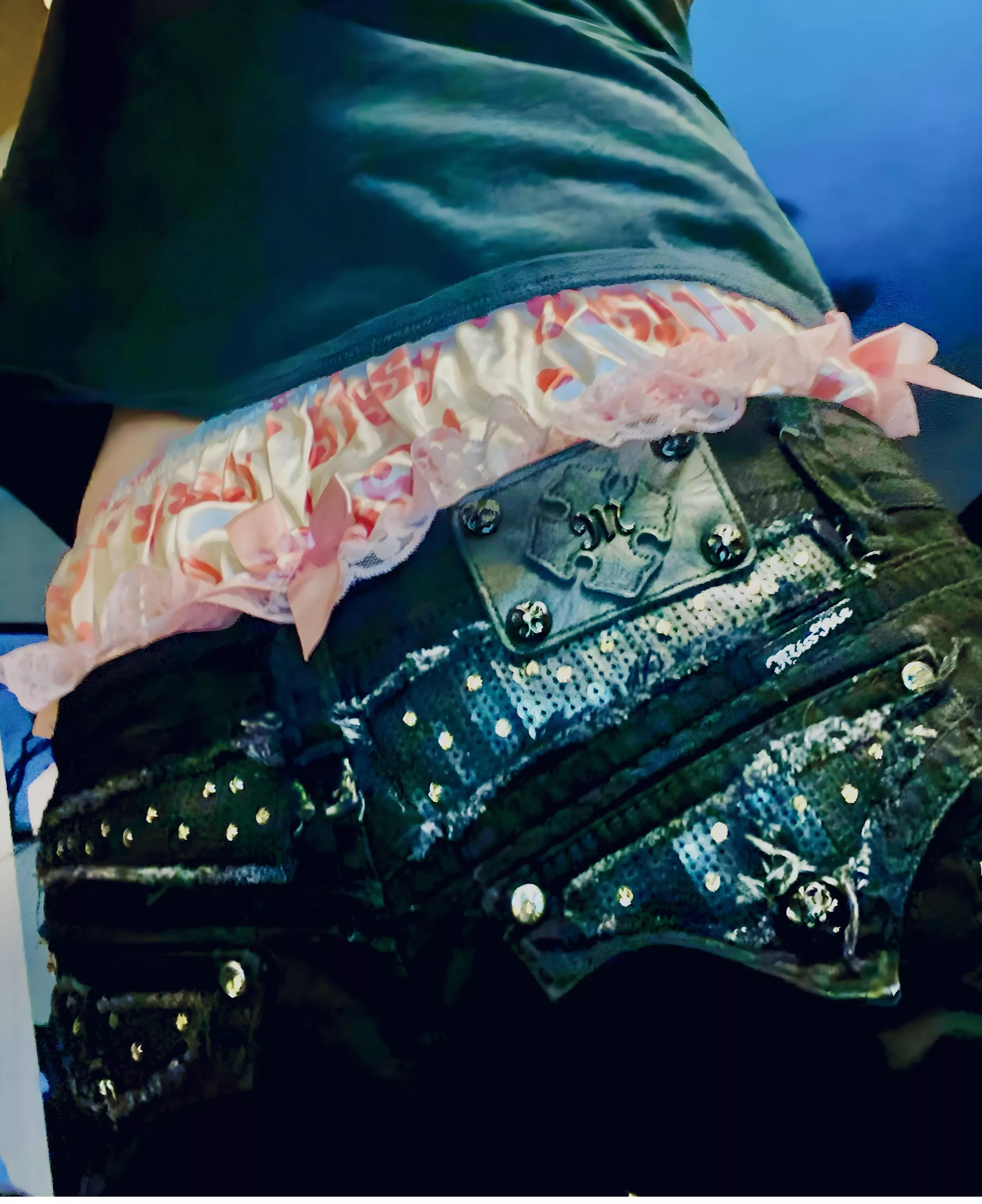 Should I pull my shirt down or leave it up in public? posted by Crisis5150