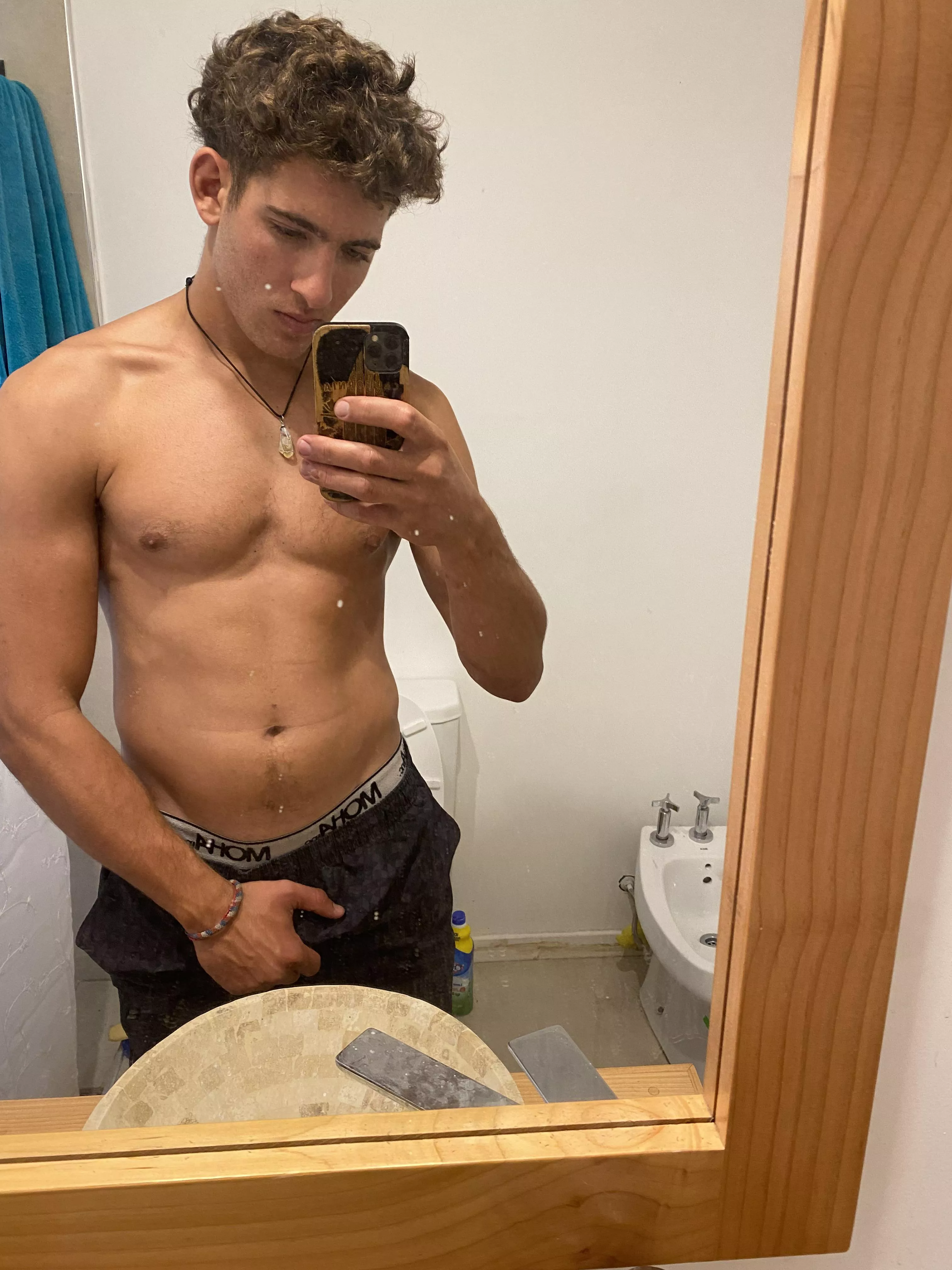 [25] i'm hot or what’s your honest thoughts? posted by Santhiconstan