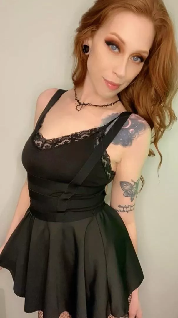 A tattooed redhead a day keeps… life interesting 😜 posted by istayyawayyyX