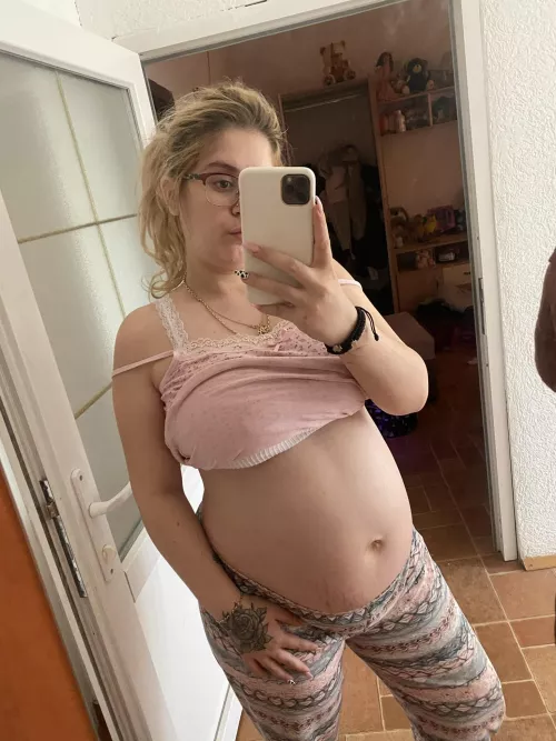 Am I attractive despite being pregnant? by AspiringShoplifting