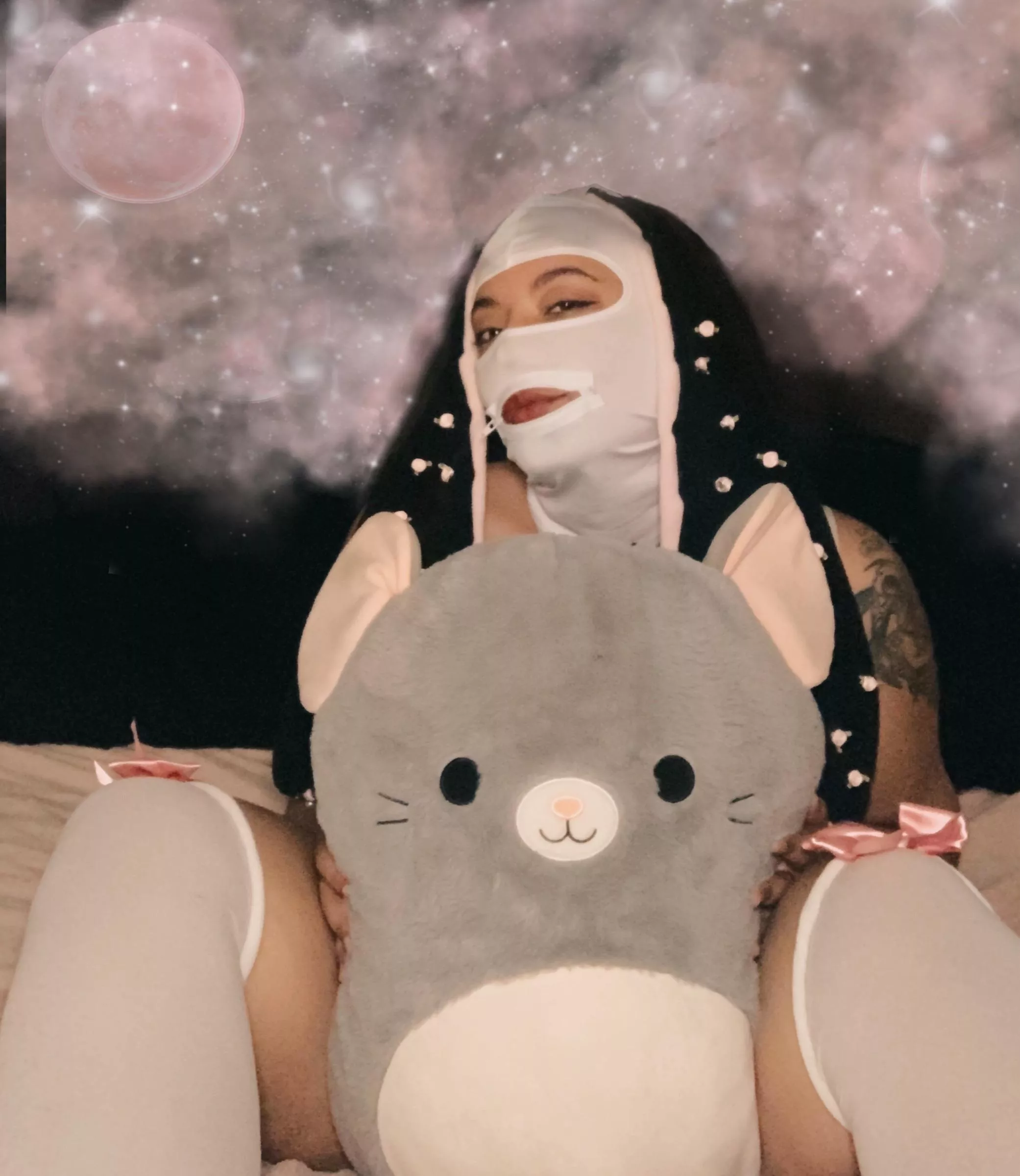 Come cuddle with me and Mimi🩷✨ posted by CarvedCurvy