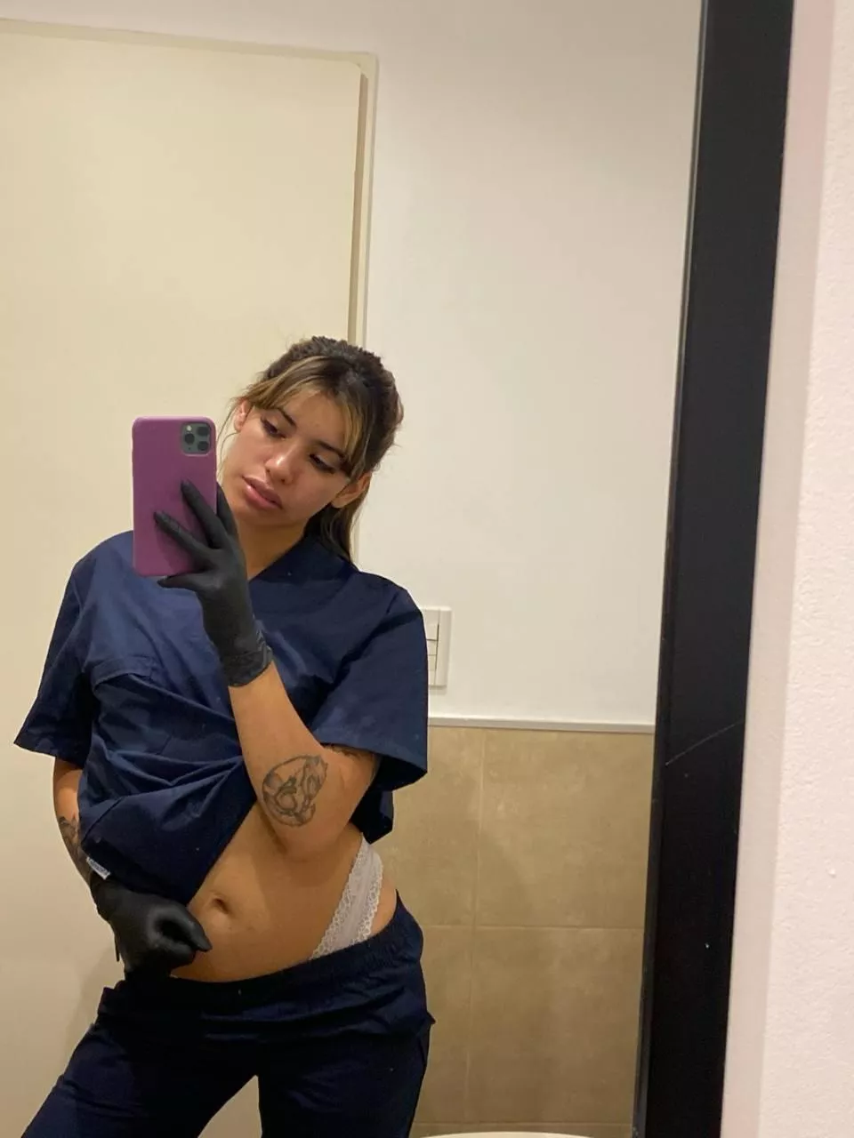 I need a man's opinion on whether or not I should jerk off with black gloves on🧤 posted by Lia_start