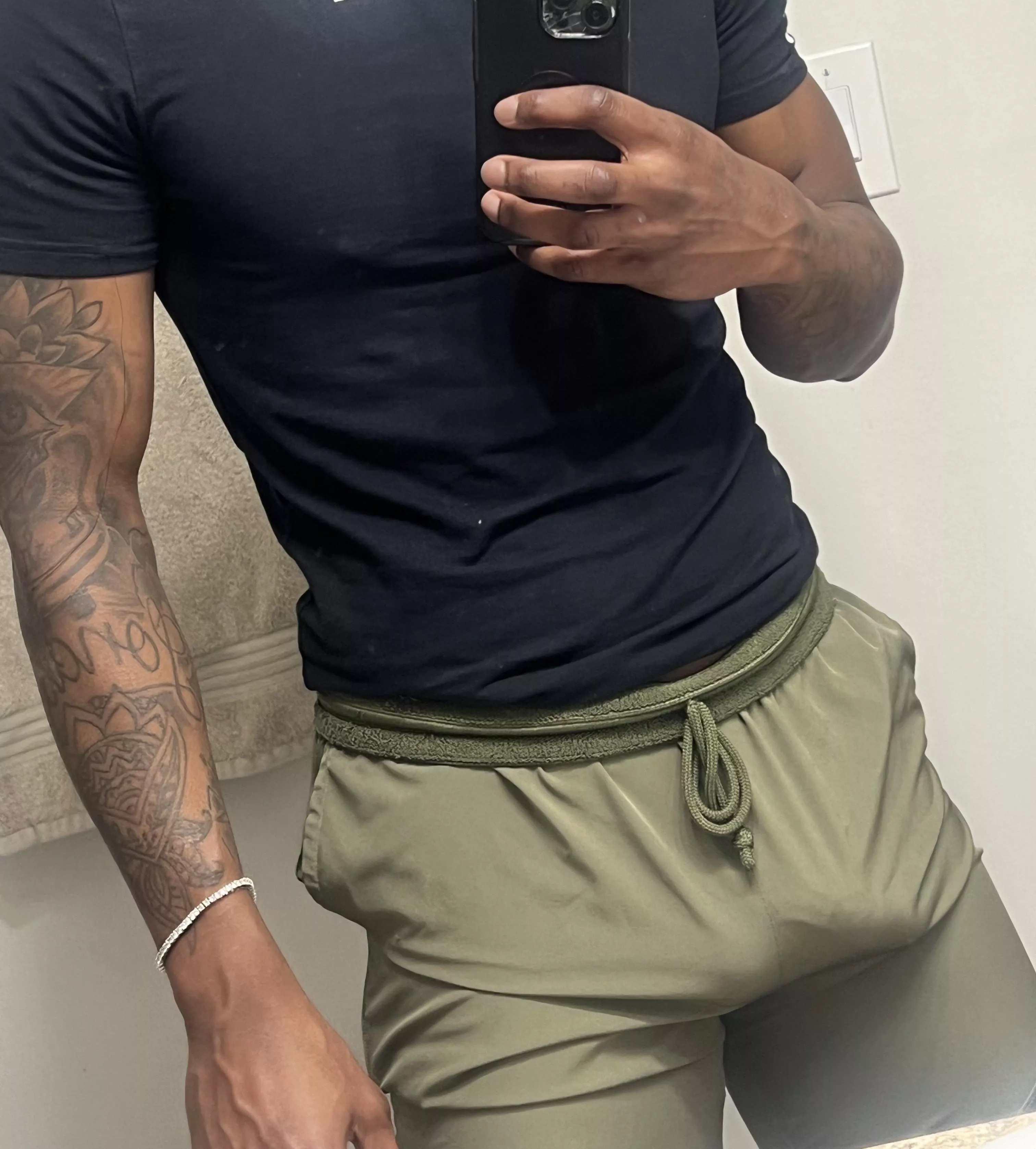 I wanna trade dick pics w/ other hot guys hmu posted by Fitnursebae