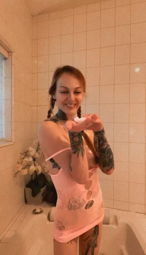 My bloopers from when I was taking nudes came out embarrassingly cute by scorpionlady666