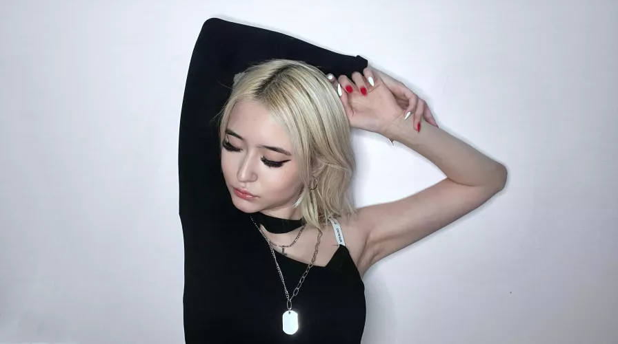 My perky little ass just begs to be spanked hard and often by ykisao