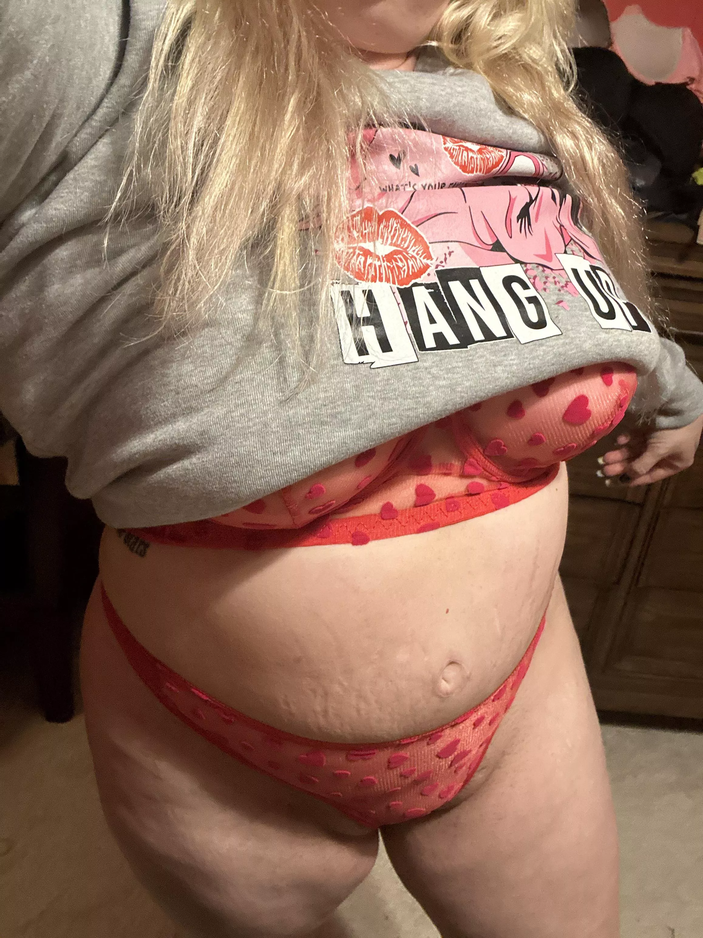 Red looks good with blonde hair posted by plasticitsfantasty