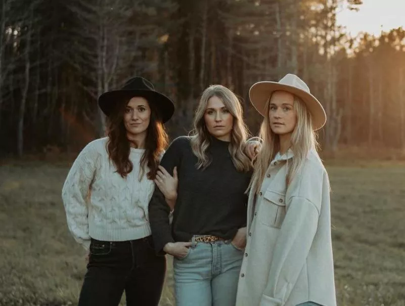 Redhead and 2 blondies posted by bwc_bull2121