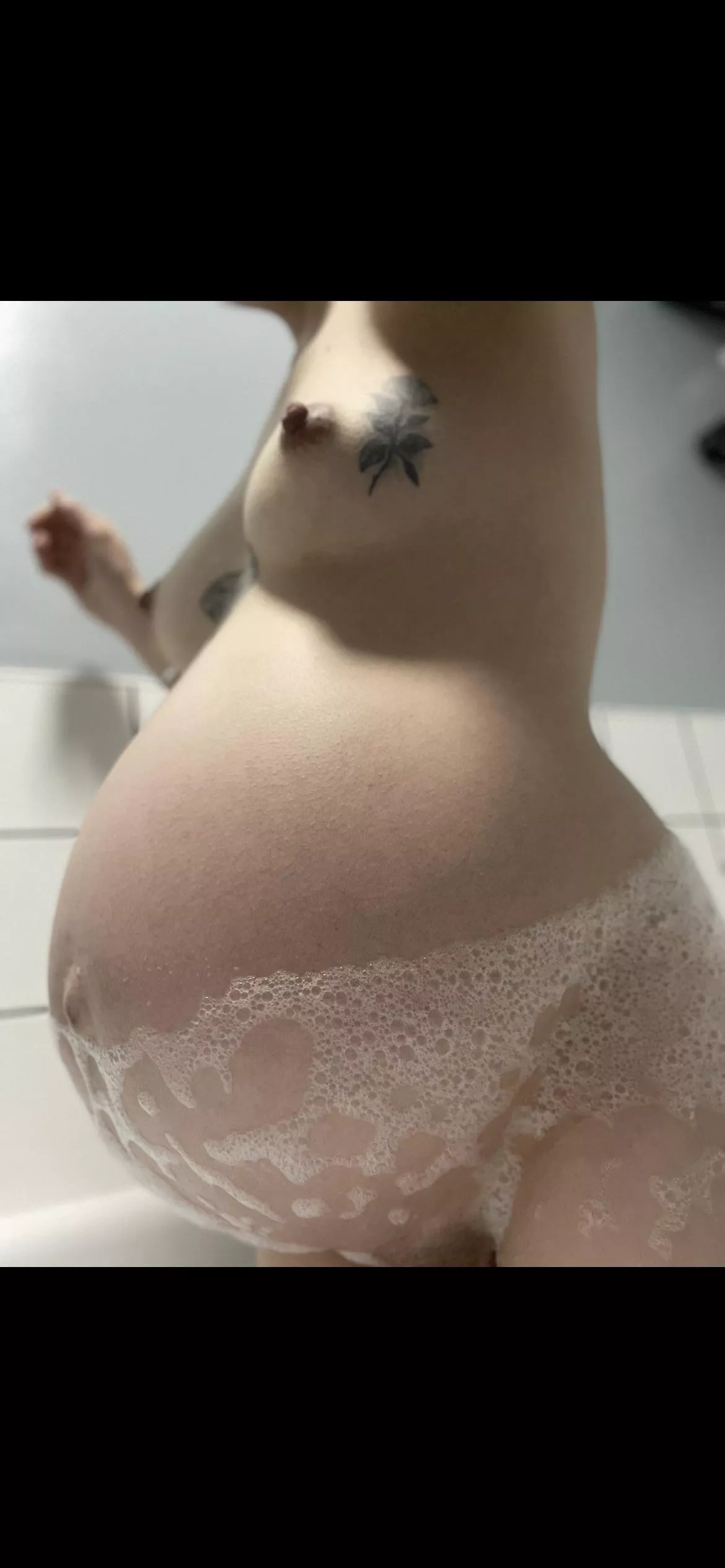 Want some late night fun with me? Pregnant, hot British milf posted by jaceyleax