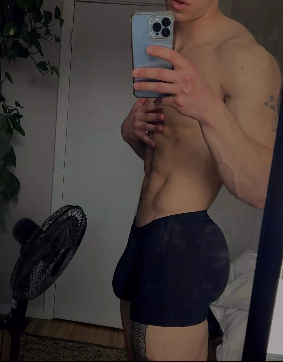 22, only responding to pics posted by muscleboy4duty