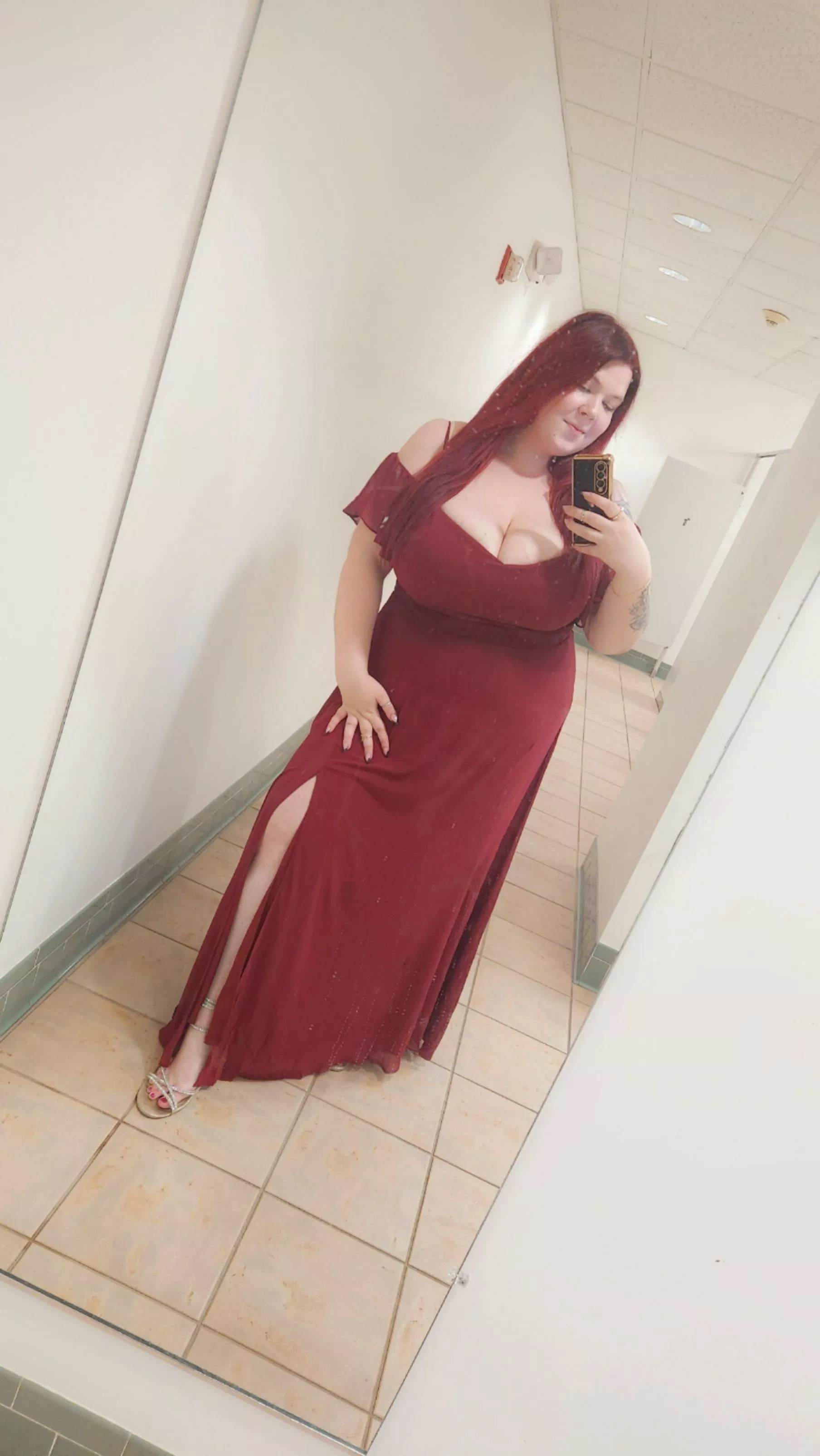 28F At a friend's wedding ☺️ posted by CrimsonCurves9