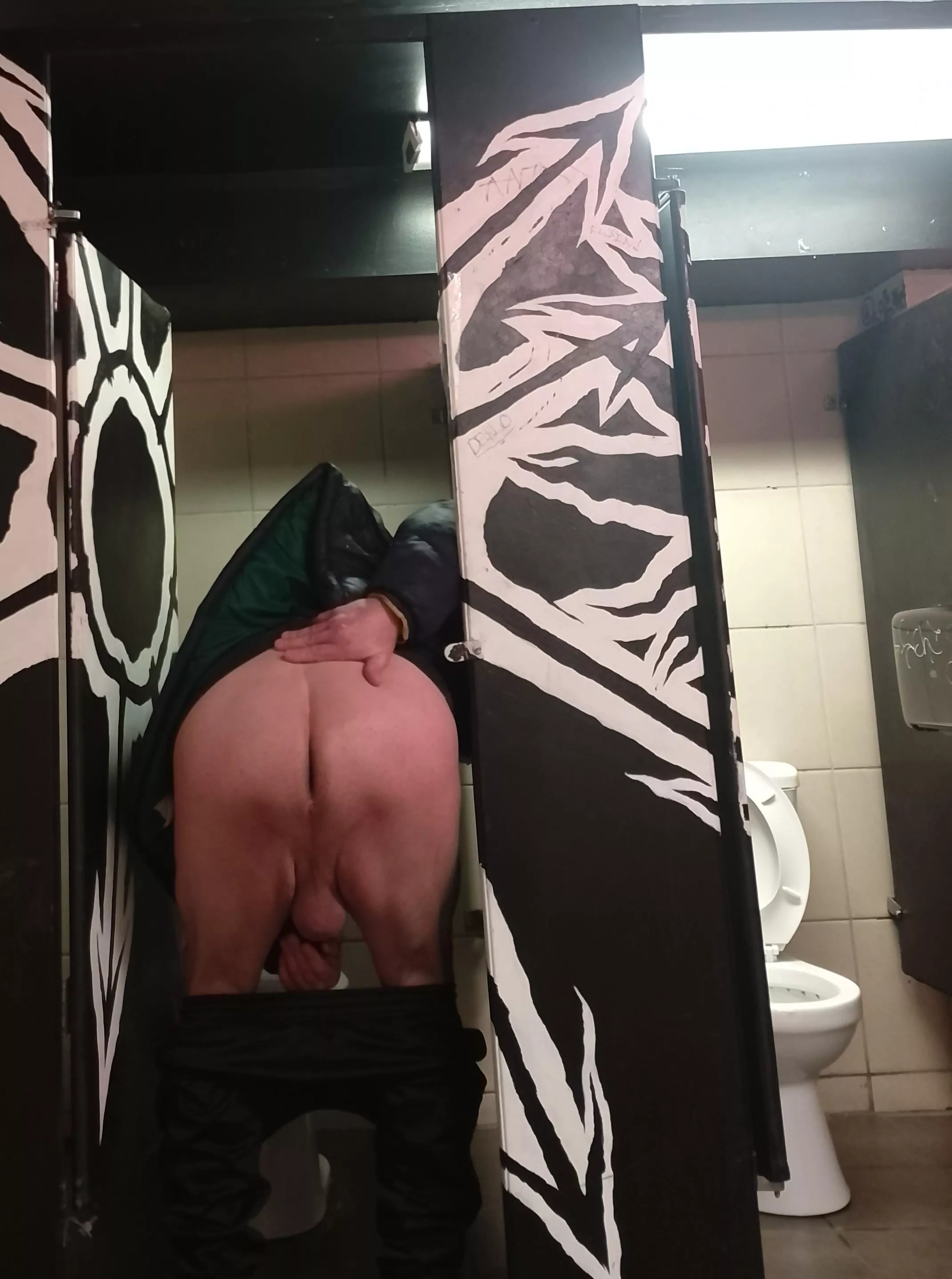 [54] Smooth Ass in Public posted by AdPuzzleheaded6998
