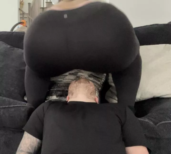 About to suffocate his face 🤭😈💋🍑 posted by RicaLuciia