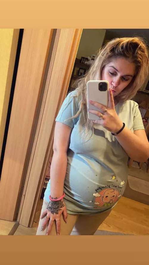 Am I attractive despite being pregnant? by AspiringShoplifting