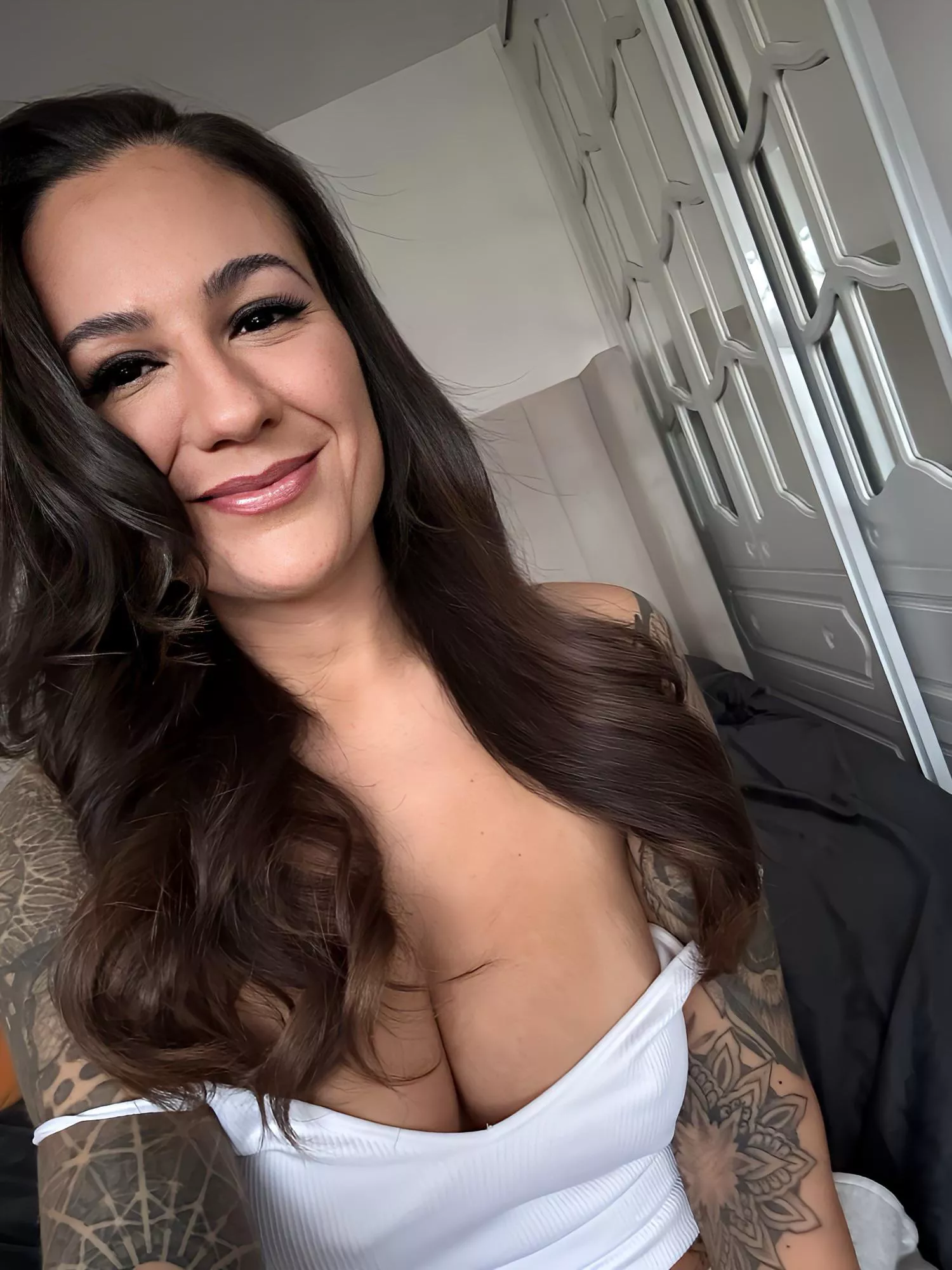 Come and see what’s underneath the crop top 😈 posted by jasmine_xXx_x