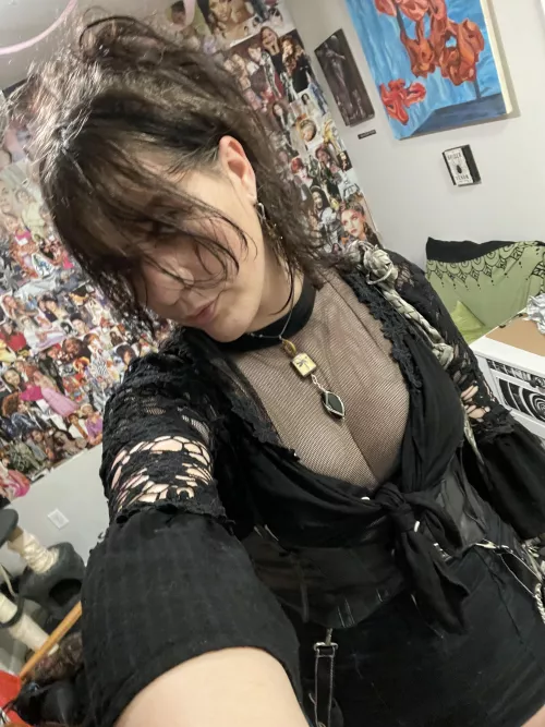 do we like goth girls here? 👀 by Opheliadelia