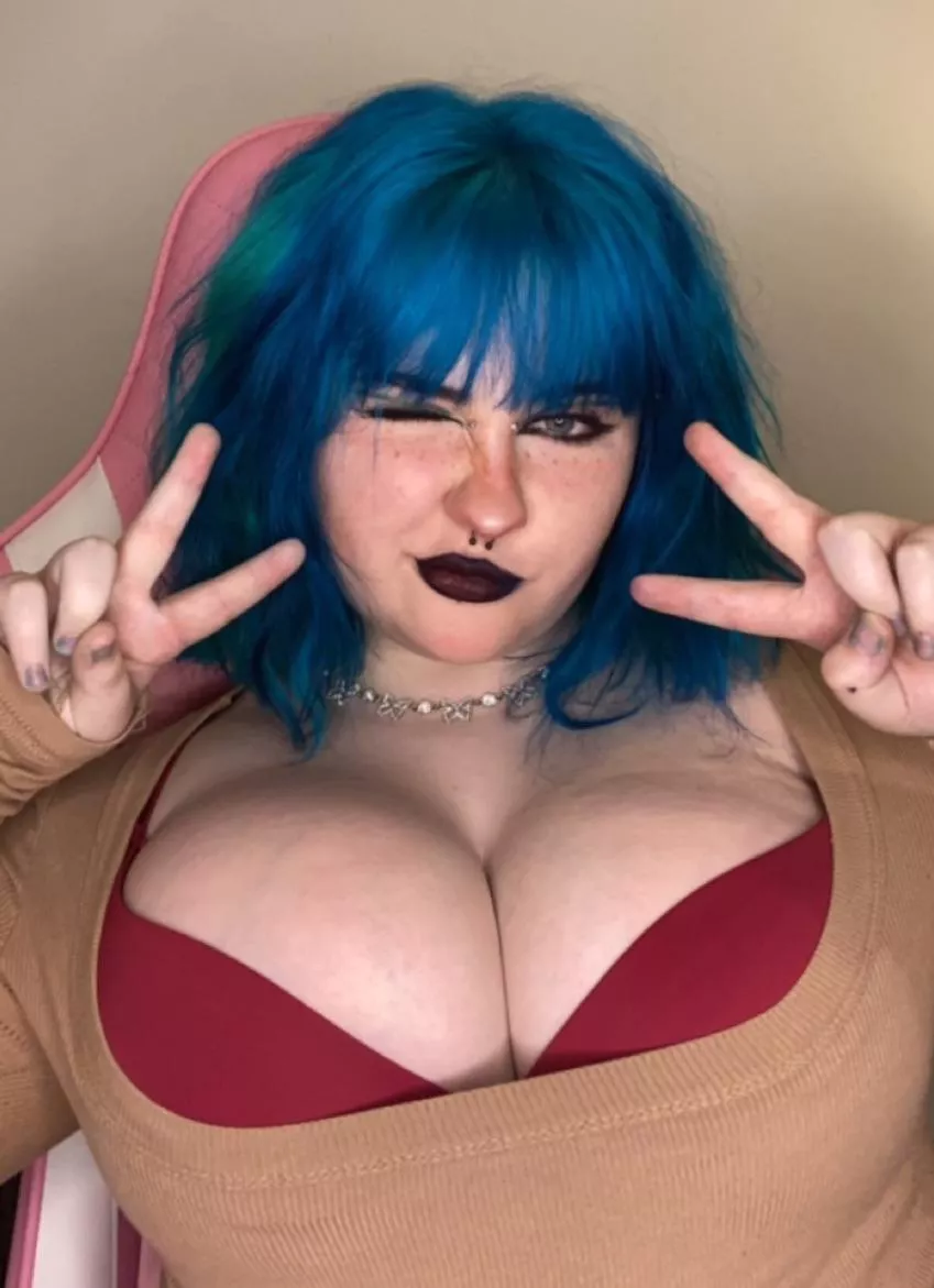 goth in a gaming chair 🫣 me or the ps4? 👾 posted by mistymaefawnn