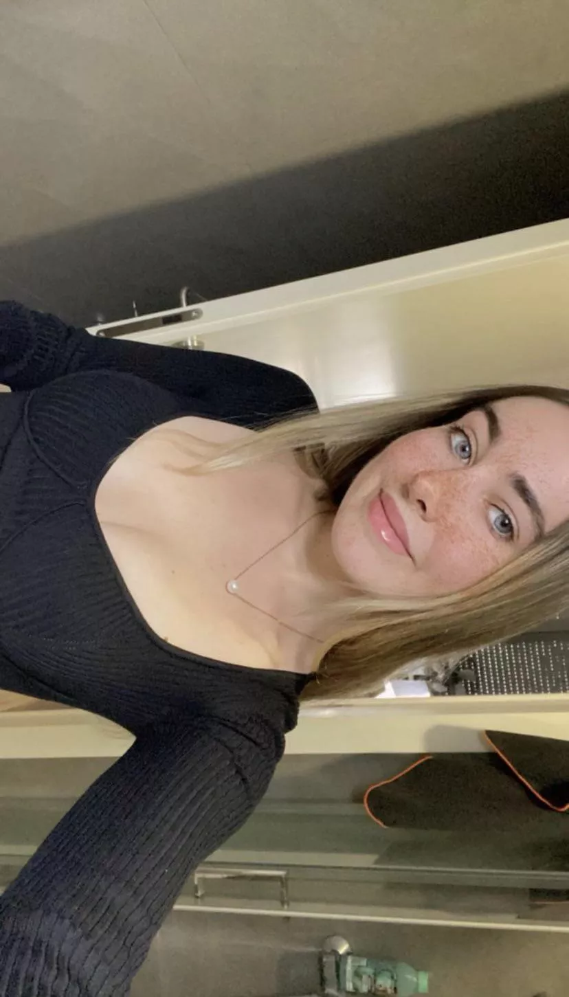 im a hot blondie student :))) F21 posted by scorpiobaby2