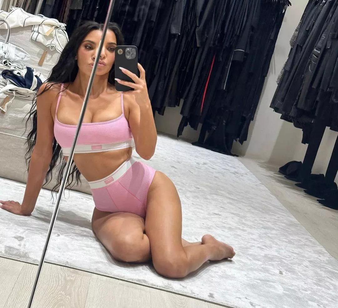 Mirror selfie posted by TotalAd7258