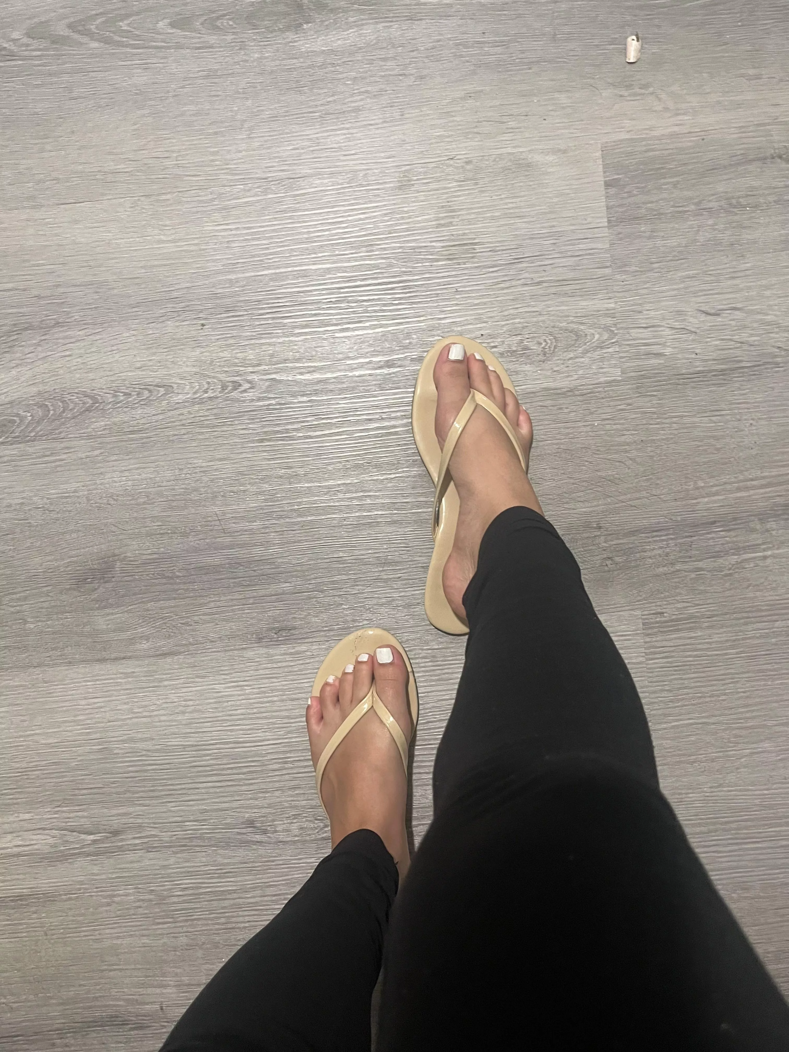 Name a better combo than leggings and flip flops posted by LexiHartFeet