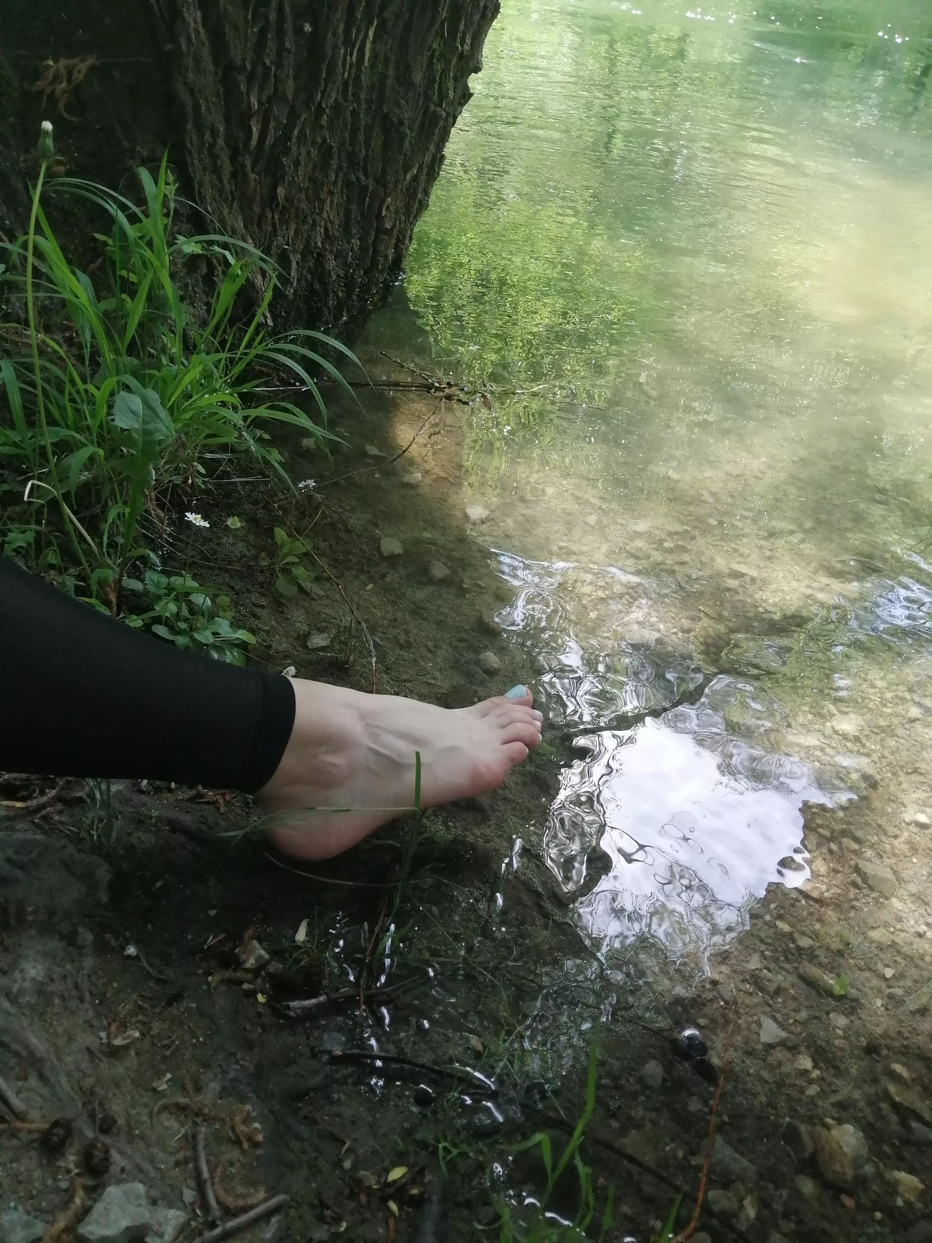 Never realized how veiny my feet get after a hike 😳 posted by dontDoItNatalie