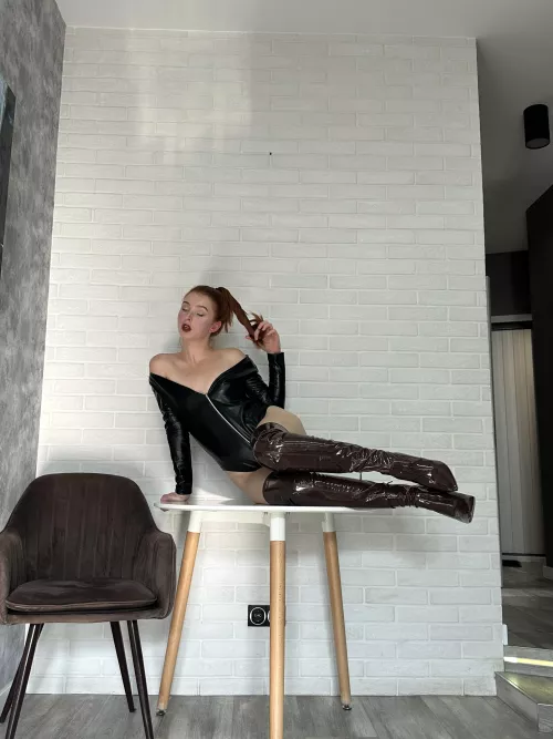 perfect shiny black by kisstheredfox