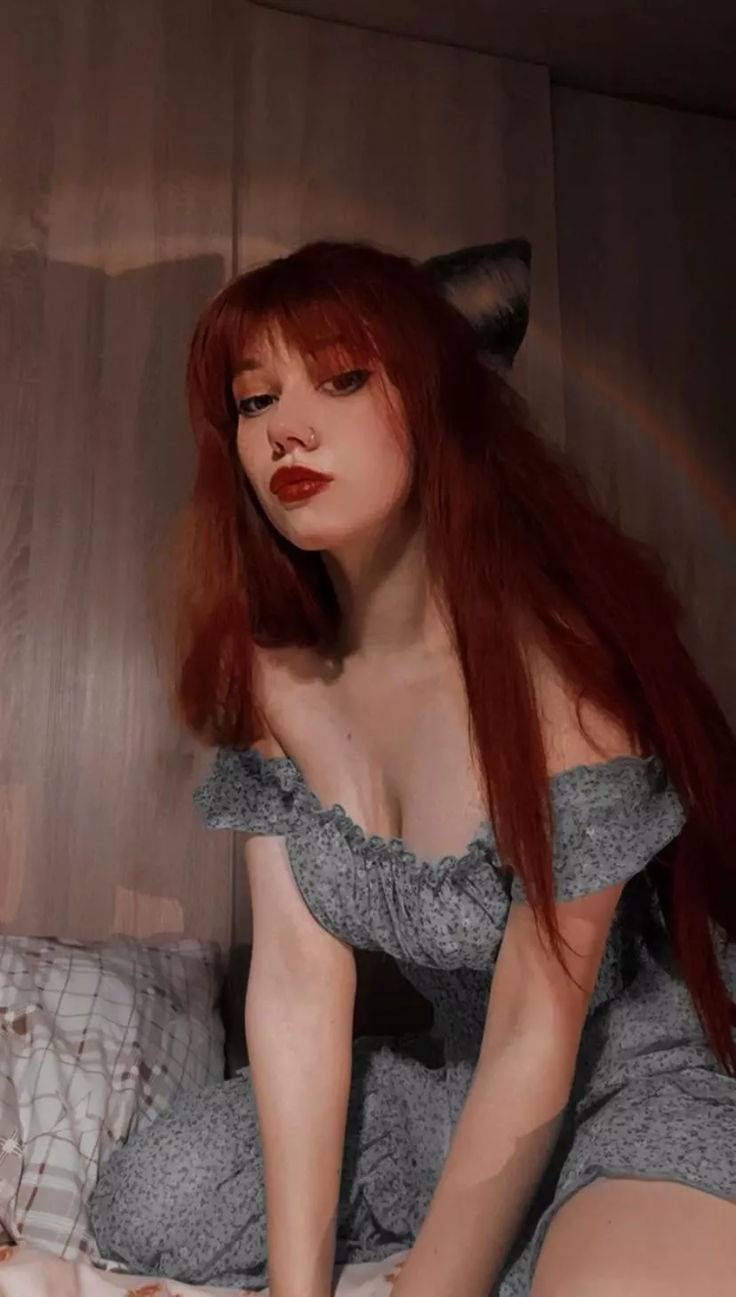 *She liked bright red lipstick*💄 posted by Luna_foxie