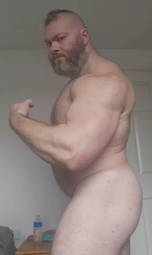 Showing off by strongdickie2