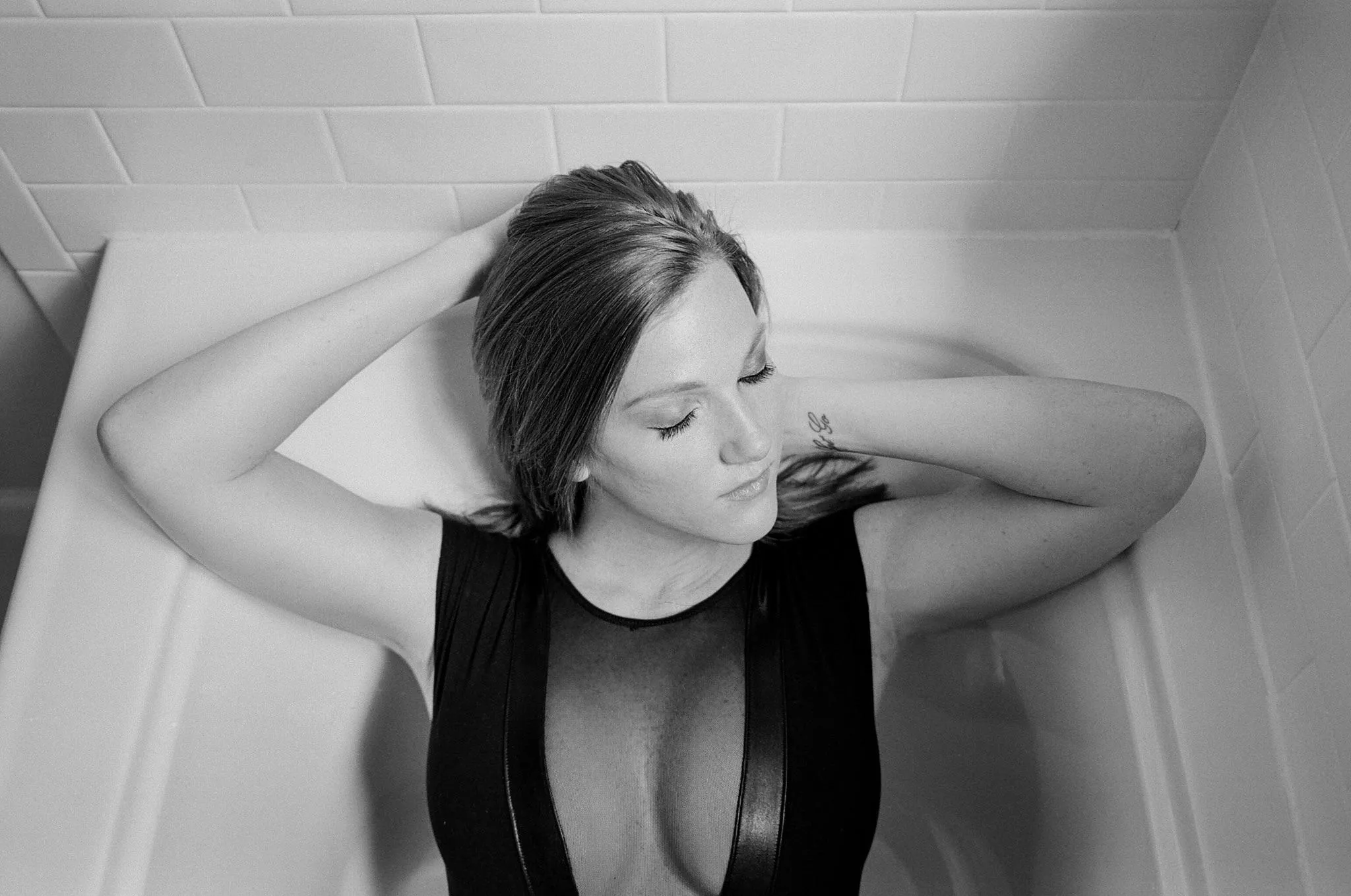 Window light in the bath / photo by Jack Linden (OC) posted by Jack-von-Linden