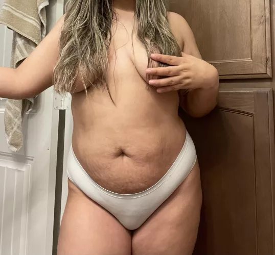 Before I hit the shower .. pretty lonely in there 😅 by onlyfans_vanessa