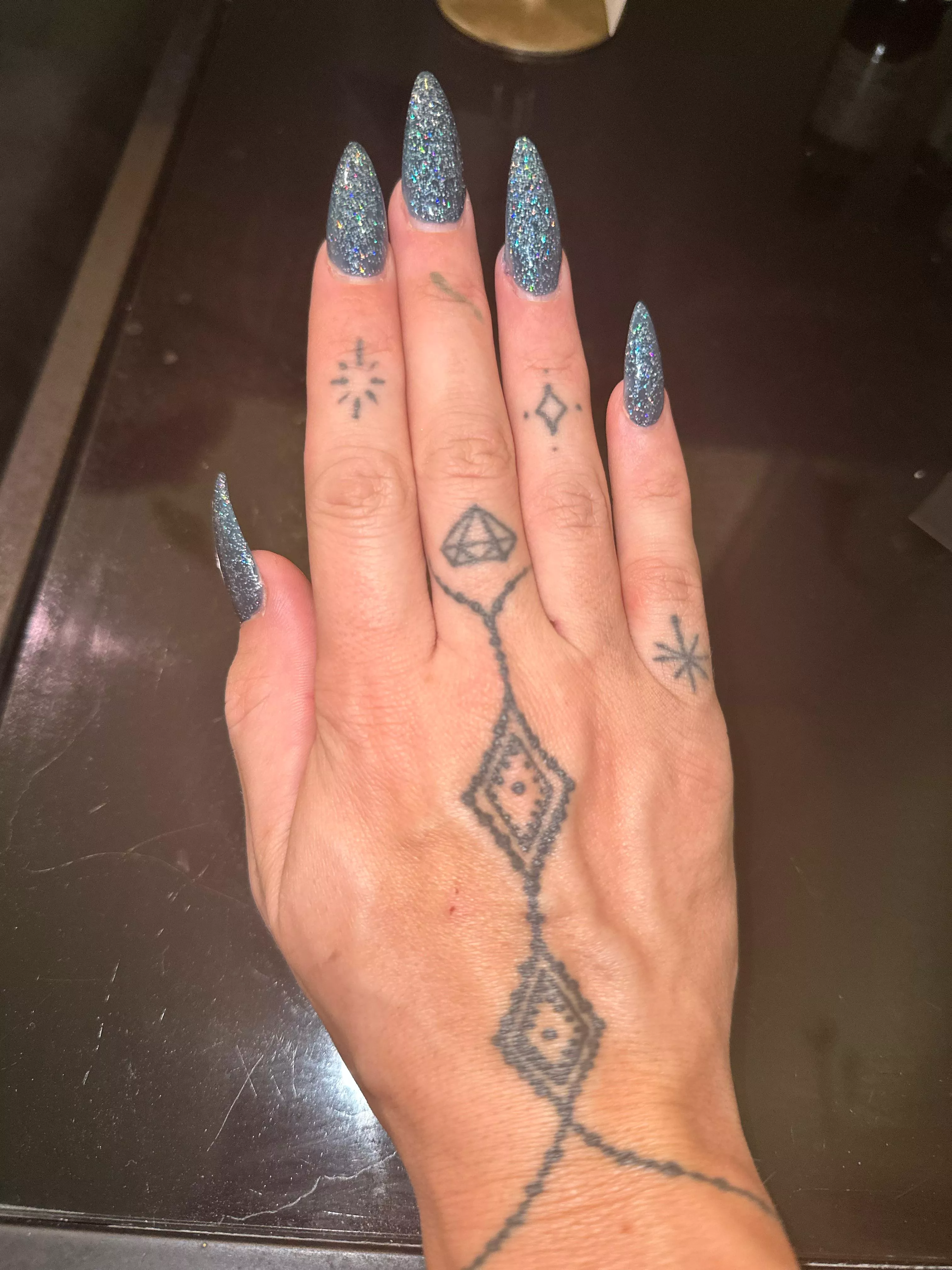 Black sparkly posted by victoriajadeeexo