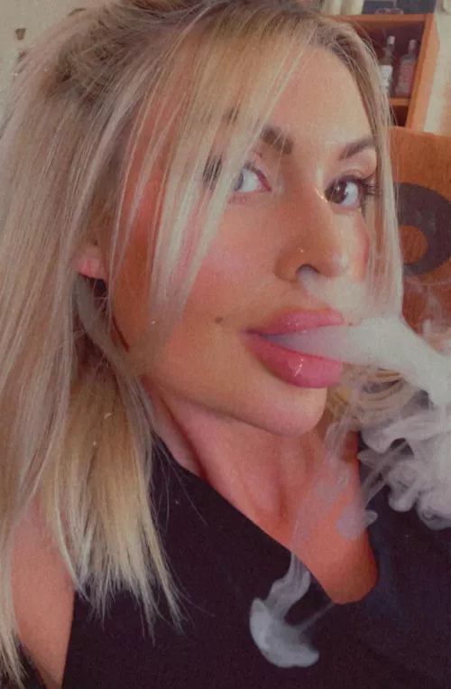 💨 blonde smoker by Relevant-Wallaby5244