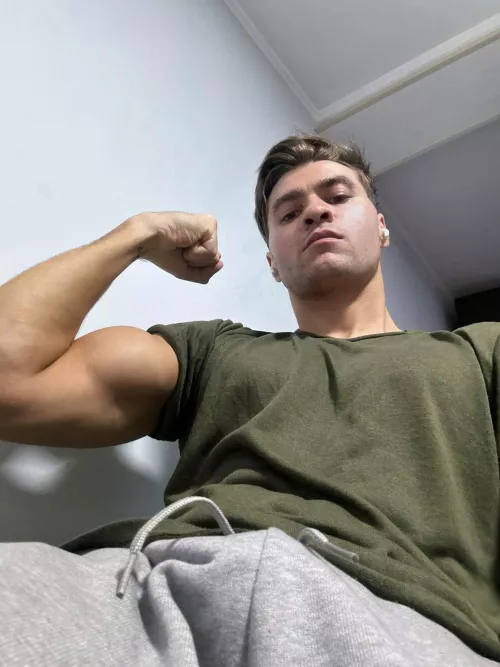 Bulging everywhere by Kidrauhl100