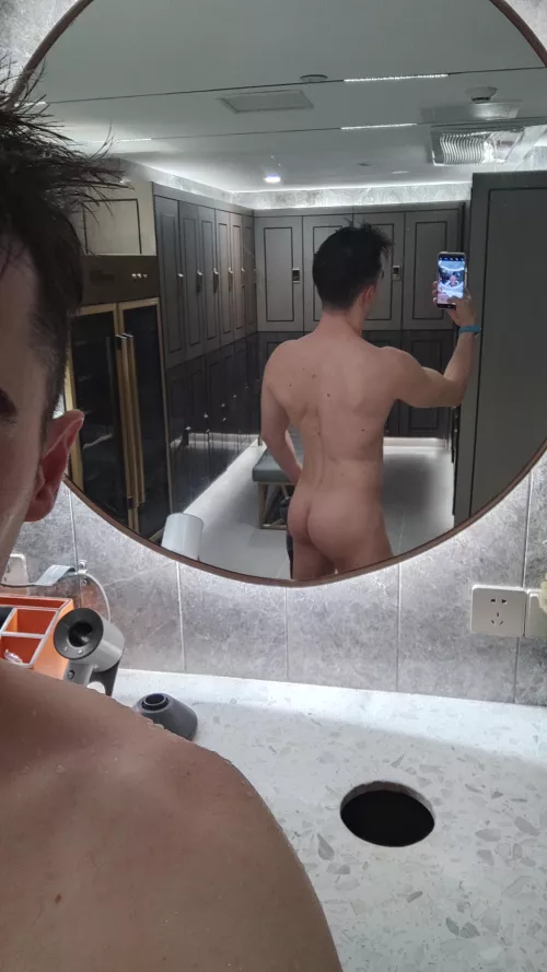 Butt selfie at the gym by arthusandnico