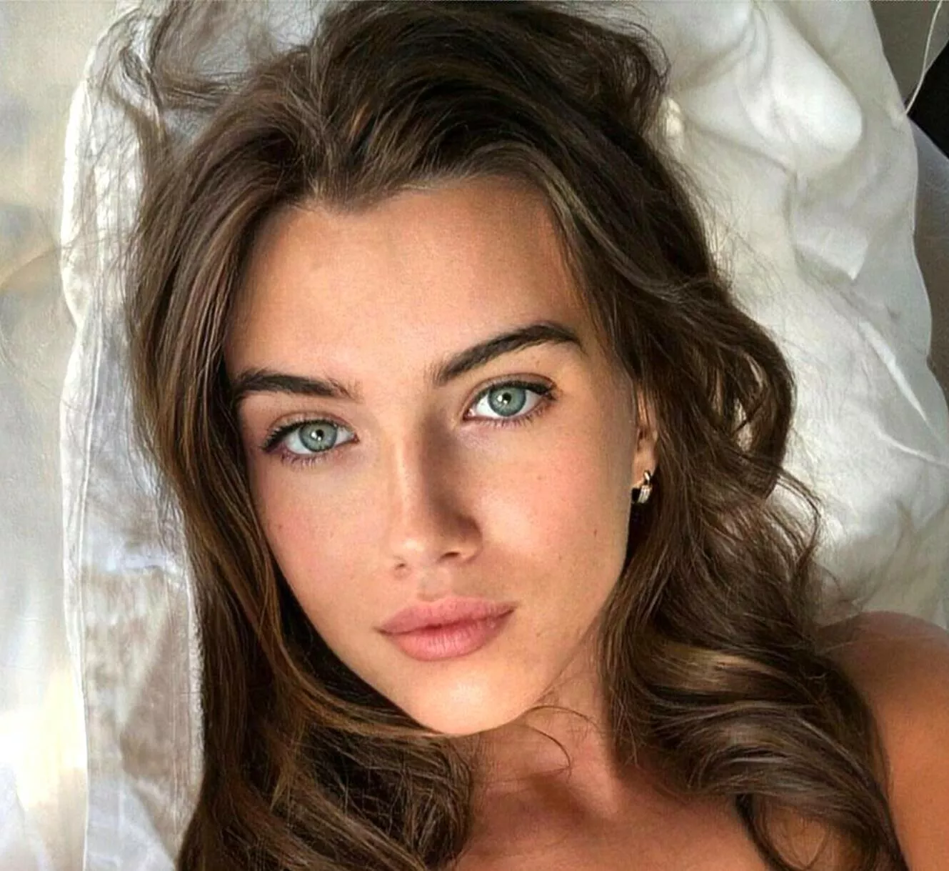 Claire Molin posted by qwer5r