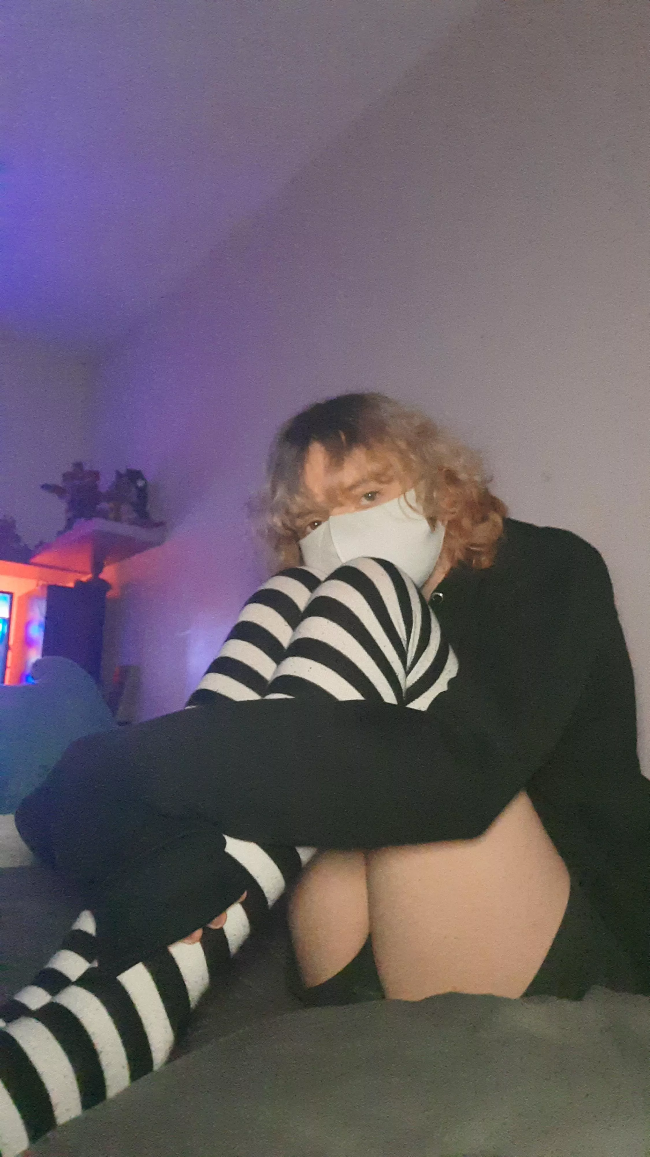 come wrap your arms around me? posted by FeeHereee