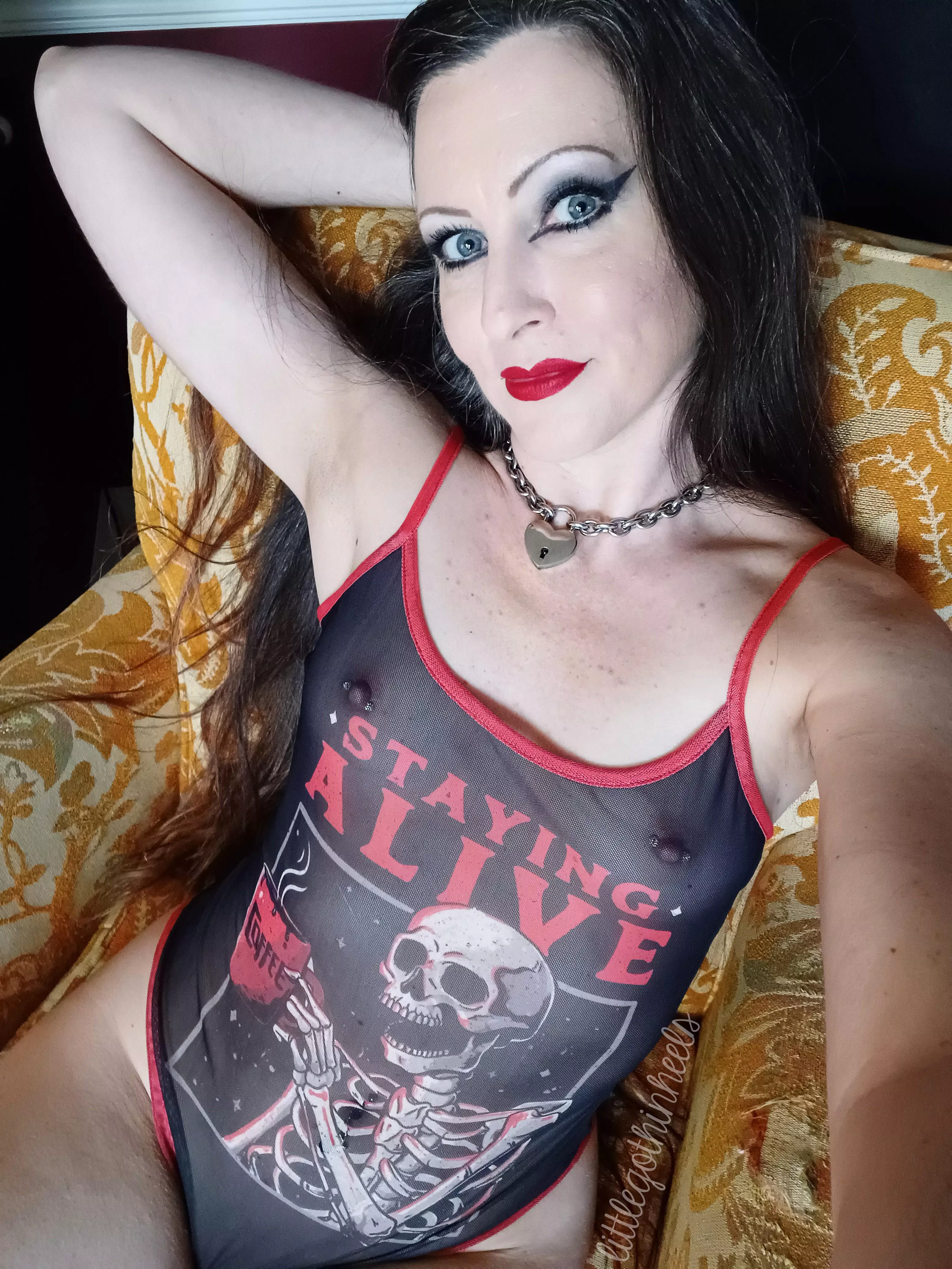 goth mom bod (42F) posted by littlegothinheels