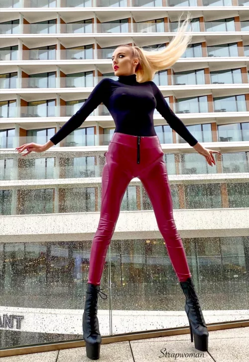 I love my tight leggings 🍆🔥🥵 by Accomplished-Dog7086